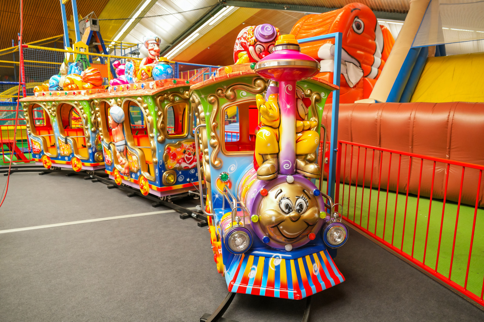 Farbenfrohe Kindereisenbahn